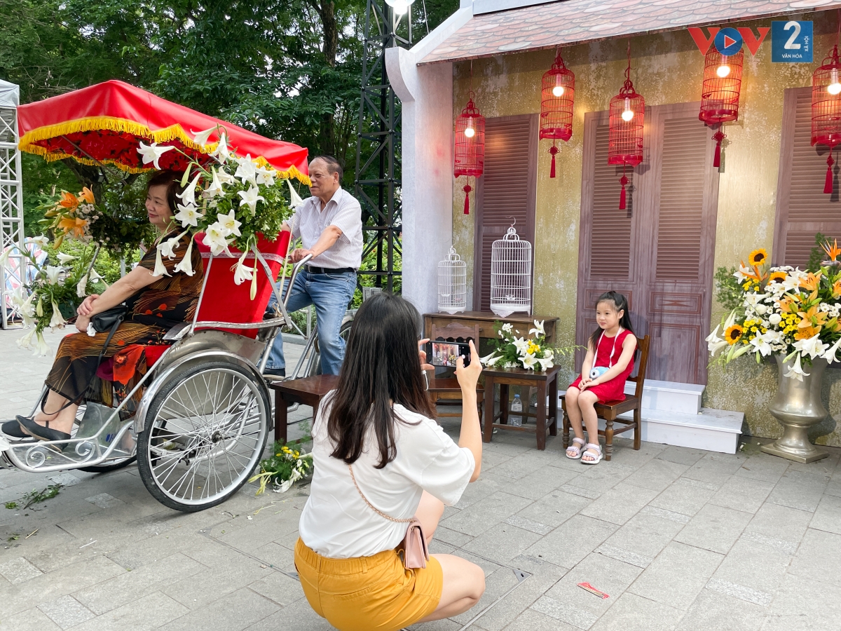 Chị Lan Hương, Hà Nội cùng con gái đang “check-in” không gian trang trí nghệ thuật để lưu giữ lại bức ảnh đẹp nhất của hai mẹ con. “ Phố đi bộ hôm nay có nhiều góc đẹp, tôi muốn chụp cho con gái những bức ảnh độc đáo.” – chị Hương chia sẻ.