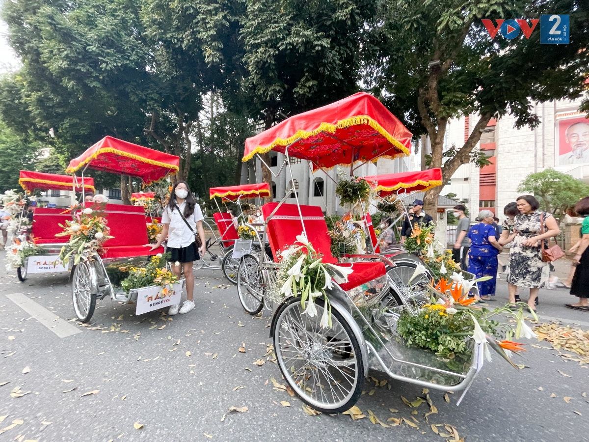 Hoa loa kèn được trang trí quanh những chiếc xích lô để chị em xúng xính áo dài cùng lưu lại những khoảnh khắc đẹp của Hà Nội.