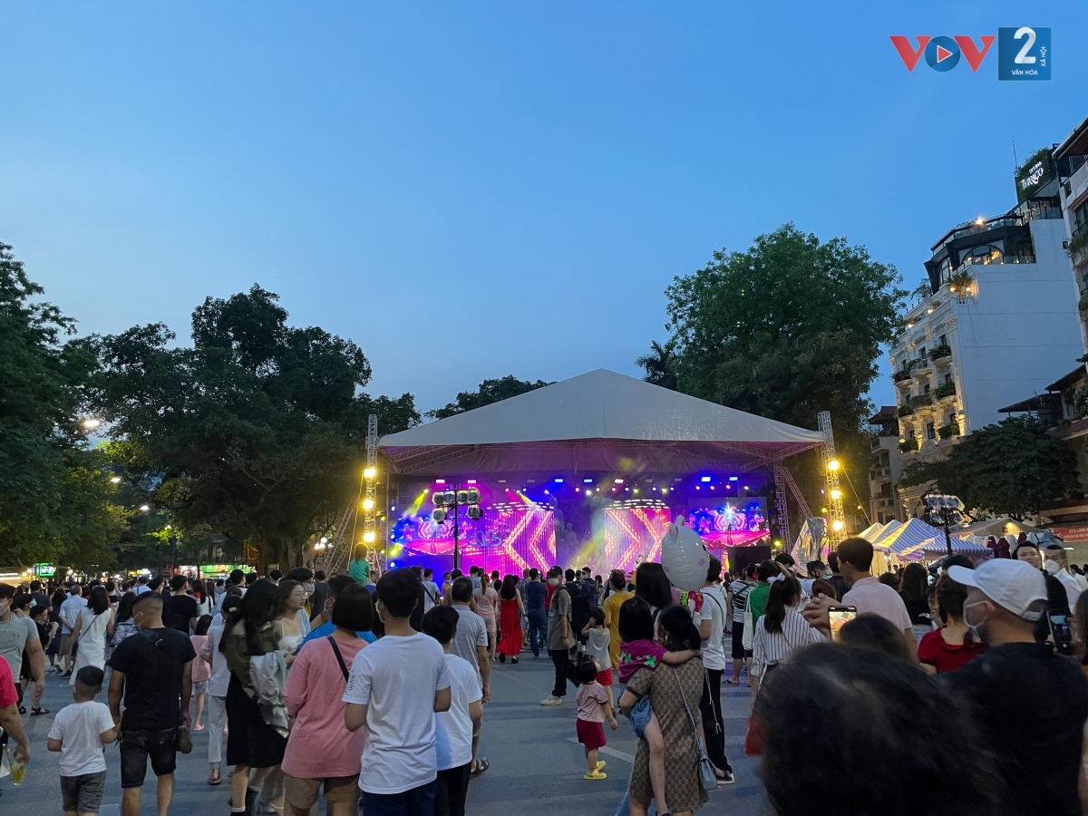 Đến 19h30, lượng khách tham quan ngày càng đông.