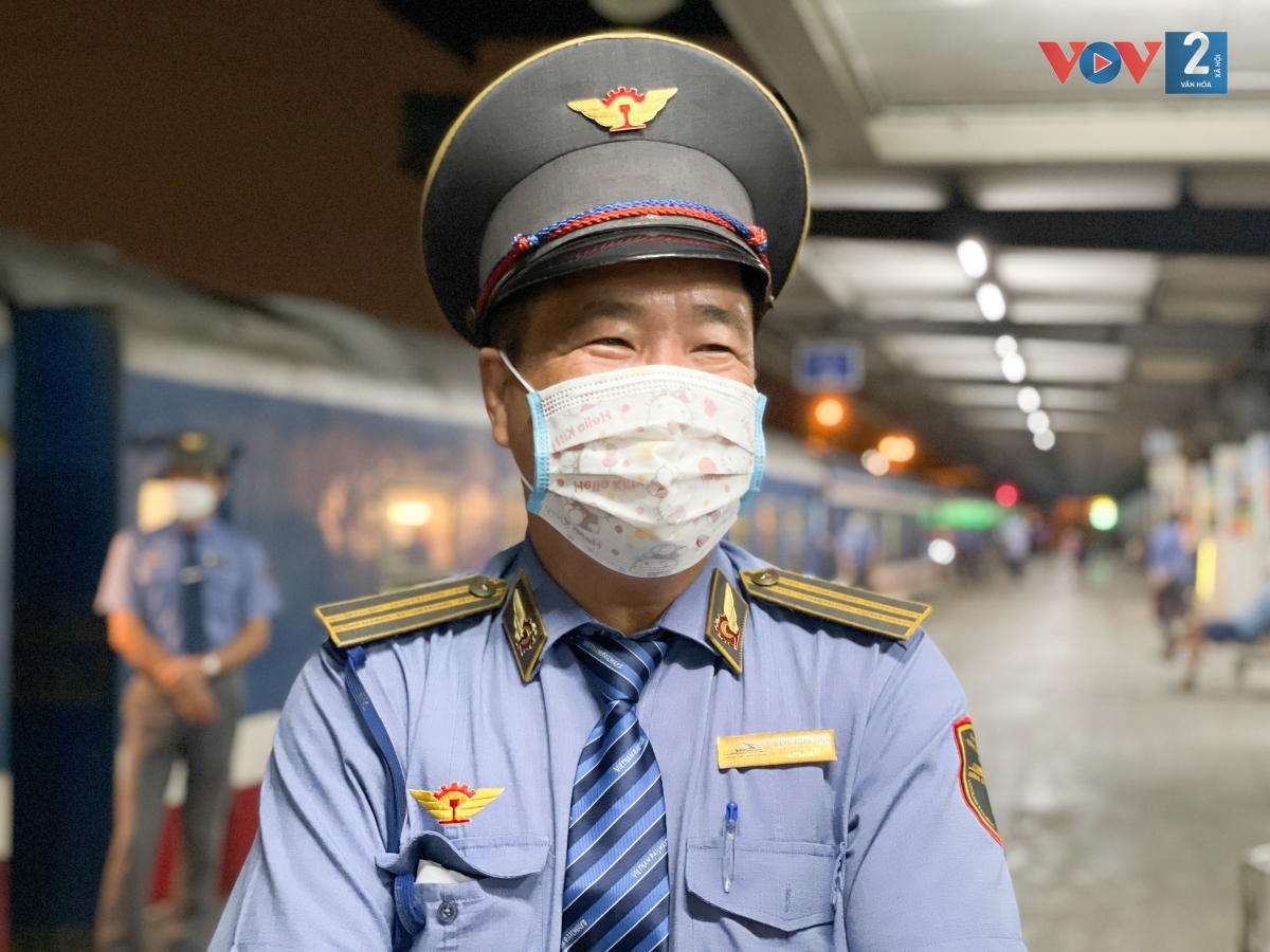 Ông Đặng Xuân Định, trưởng tàu khách SE3/4, Công ty Cổ phần Vận tải Đường sắt Hà Nội cho biết số lượng khách đặt mua vé tàu trong dịp lễ 30/4, 1/5 tăng đột biến. “Tàu SE3 xuất phát lúc 19h20 tối nay rất đông khách, phải bán cả ghế phụ. Riêng lượng khách lên tàu từ ga Hà Nội lên đến hơn 400 hành khách, ngoài ra còn hành khách lên các ga dọc đường như Phủ Lý, Nam Định…”