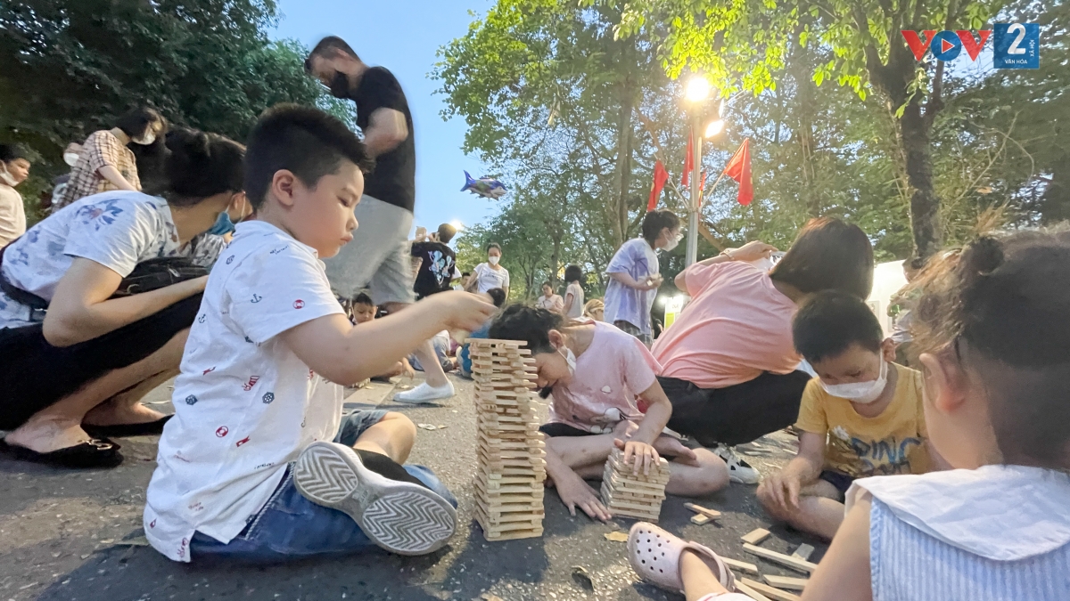 Các em nhỏ háo hức với trò chơi xếp gỗ.