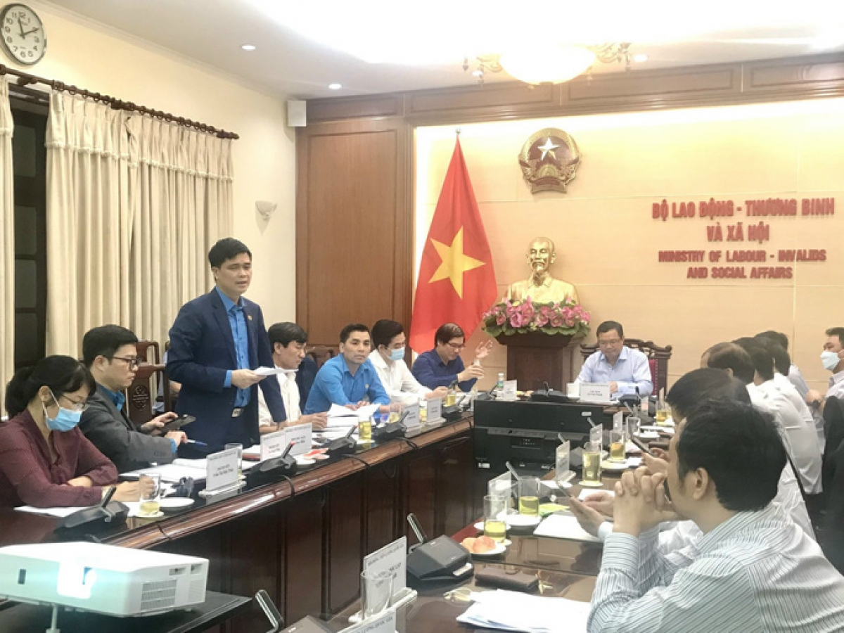 Ông Ngọ Duy Hiểu - Phó Chủ tịch Tổng LĐLĐ Việt Nam phát biểu tại phiên họp sáng 12/4