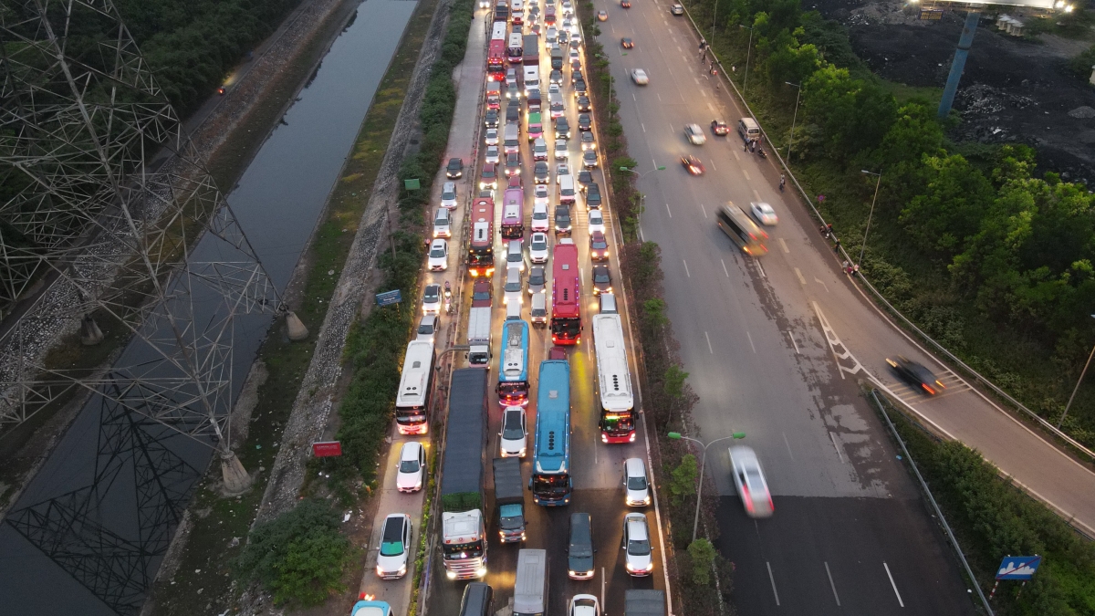Tại nút giao Pháp Vân – Cầu Giẽ hướng vào trung tâm thành phố ùn tắc kéo dài