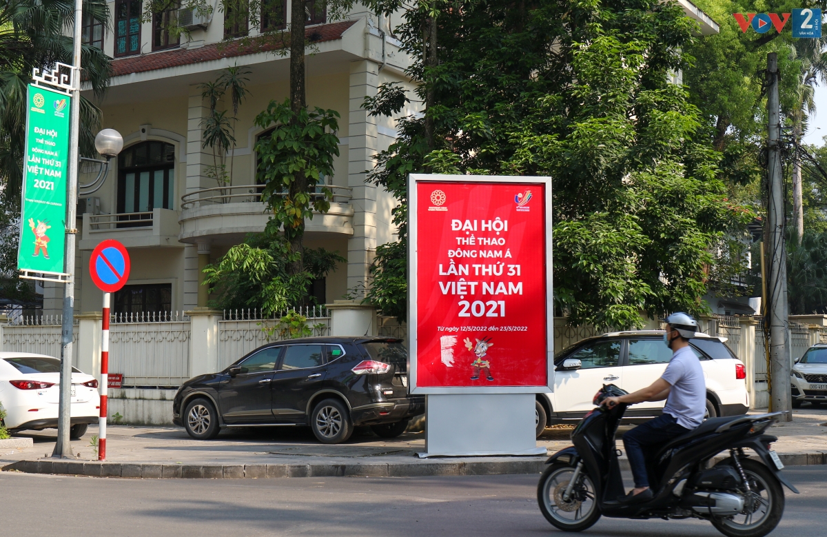 Pano, băng rôn tuyên truyền, cổ động SEA Games 31 bố trí trên phố Lê Hồng Phong (quận Ba Đình), gần Trung tâm Hội nghị quốc tế.