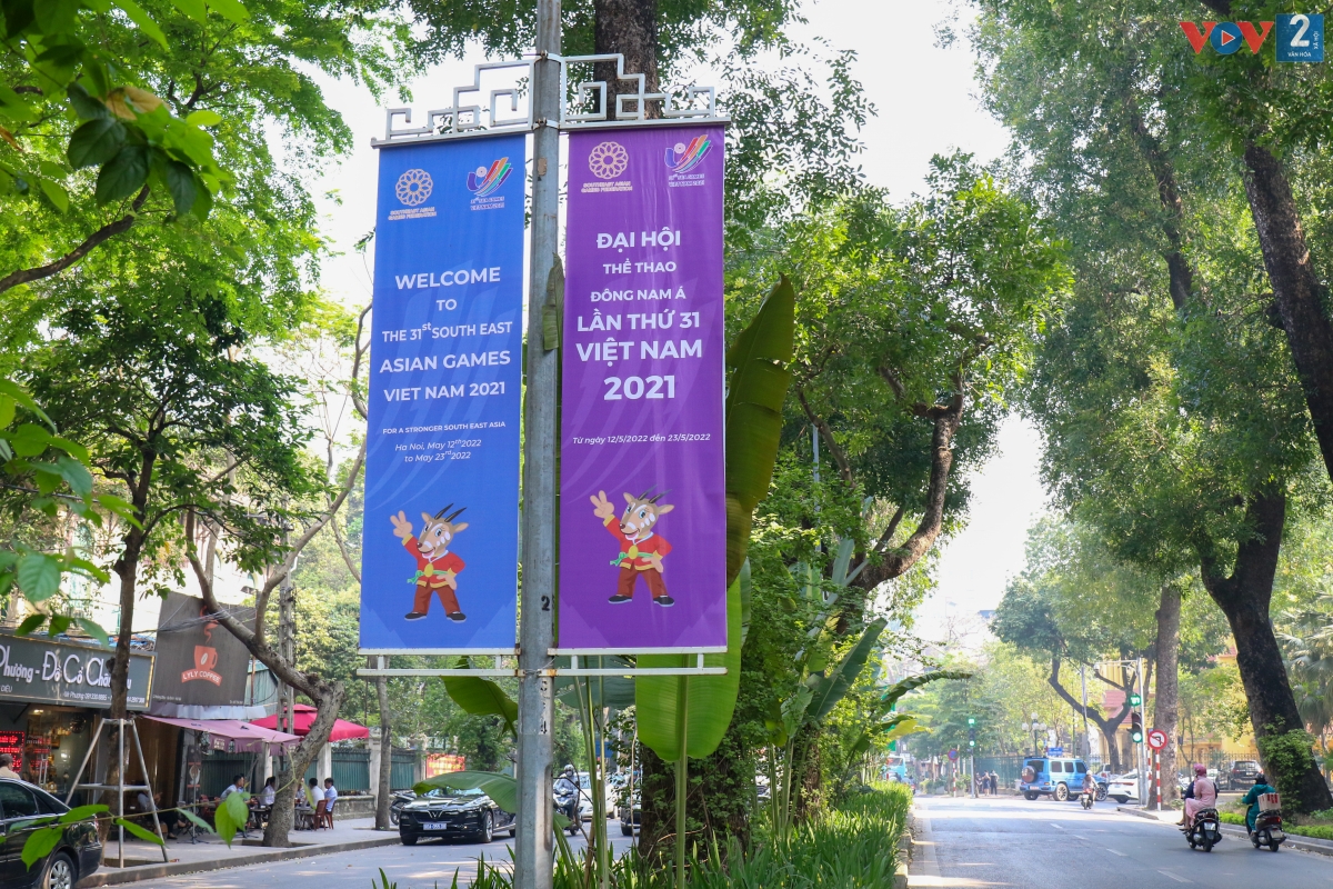 Các cụm băng rôn tuyên truyền, cổ động SEA Games 31 với màu sắc rực rỡ được bố trí dọc tuyến phố Hoàng Diệu (quận Ba Đình).