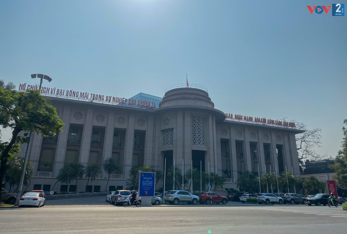 Pano chào mừng SEA Games 31 được đặt trước trụ sở Ngân hàng Nhà nước Việt Nam.