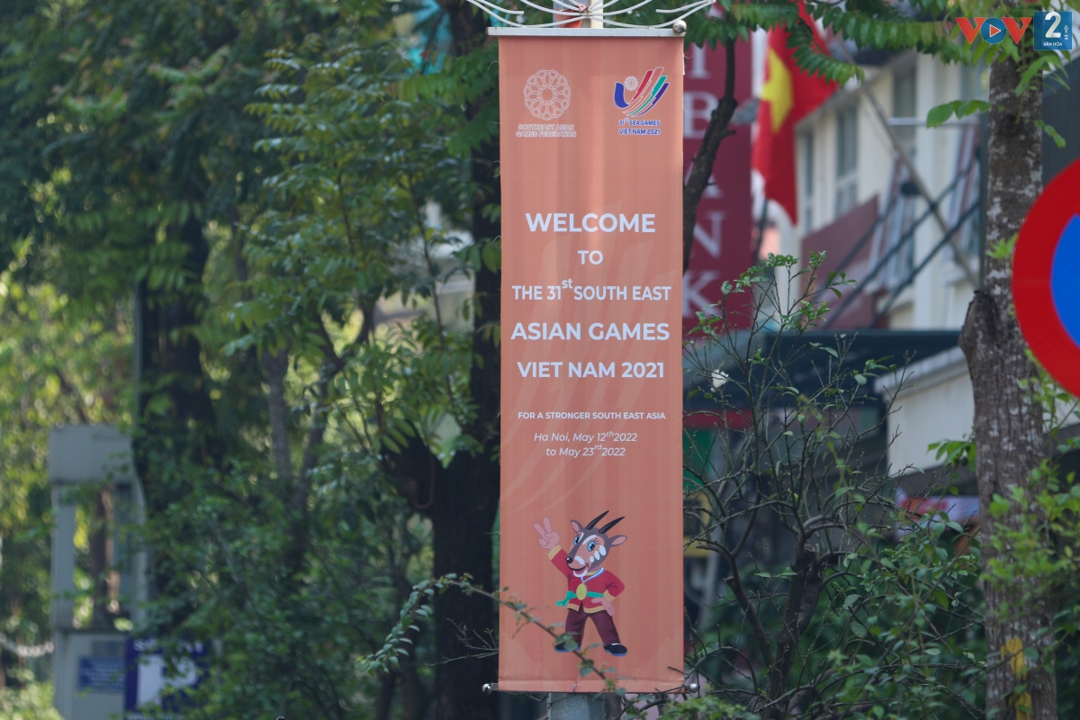 Băng rôn tuyên truyền, cổ động cho SEA Games 31 trên phố Quang Trung (quận Hoàn Kiếm).
