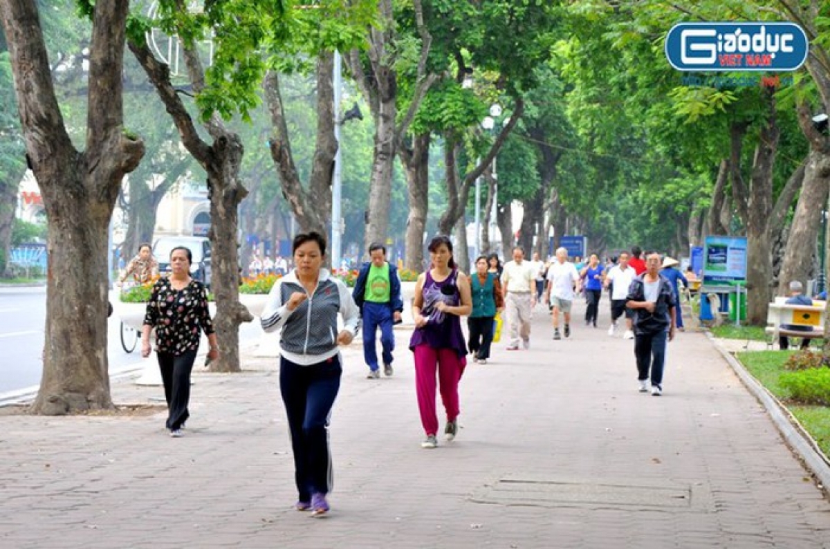 Đi bộ 30 phút mỗi ngày là một trong những biện pháp khắc phục chứng giảm trí nhớ hậu COVID