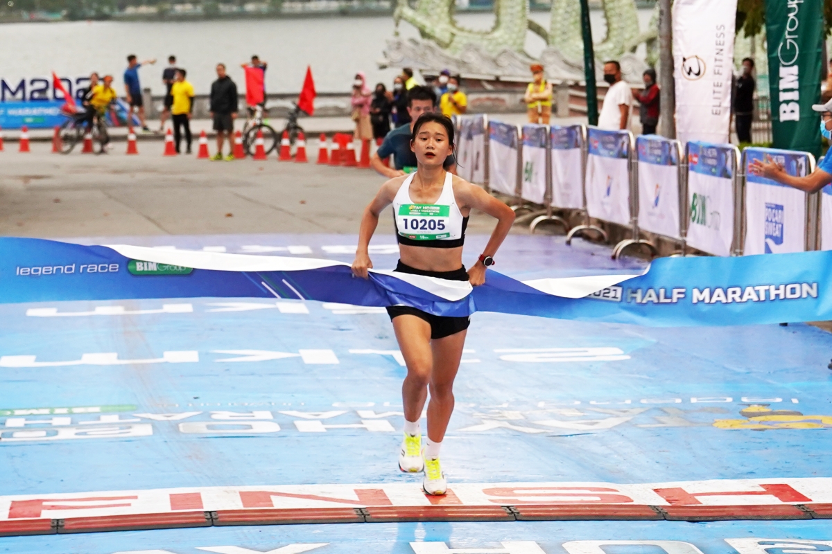 Hồ Thị Thu Hà cán đích đầu tiên ở cự ly 15km nữ