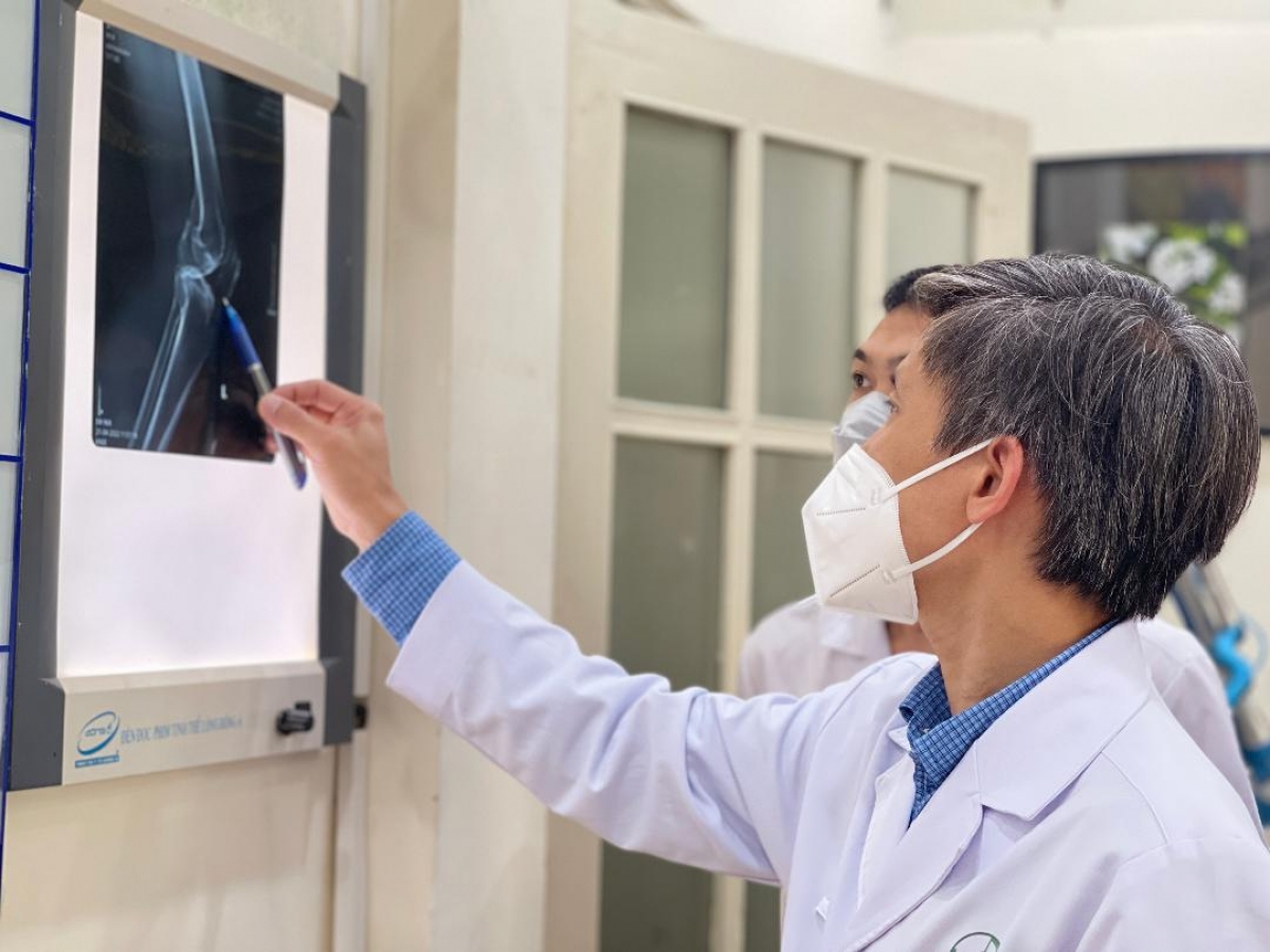 PGS.TS Nguyễn Mạnh Khánh và các đồng nghiệp đang hội chẩn cho bệnh nhân BO