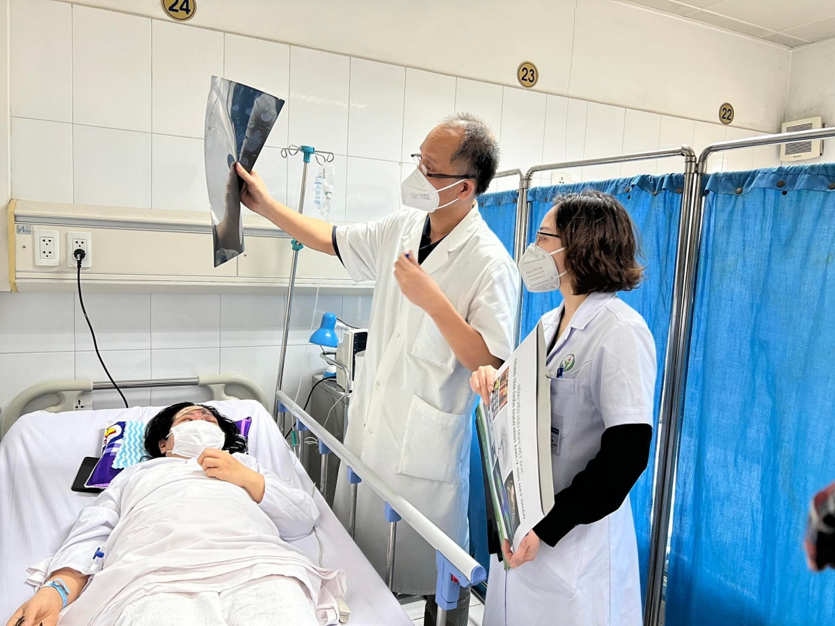 PGS.TS Nguyễn Hồng Hà thăm khám cho bệnh nhân gặp biến chứng sau khi tiêm chất filler