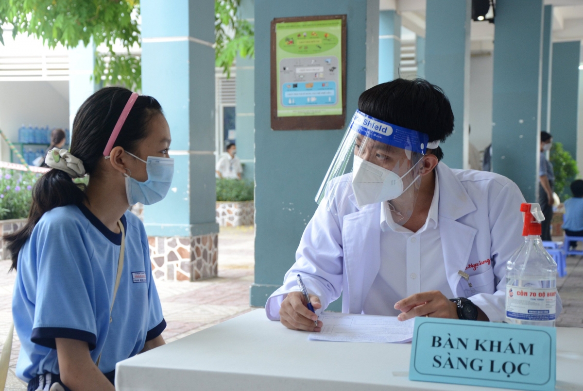 Những trẻ em từ 5-dưới 12 tuổi đầu tiên được tư vấn tiêm chủng vaccine Covid-19