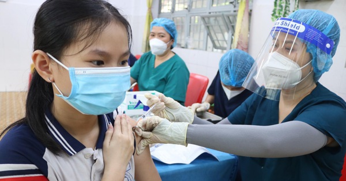 Những em học sinh đầu tiên của Hà Nội (từ 5 đến dưới 12 tuổi) được tiêm vaccine Covid-19