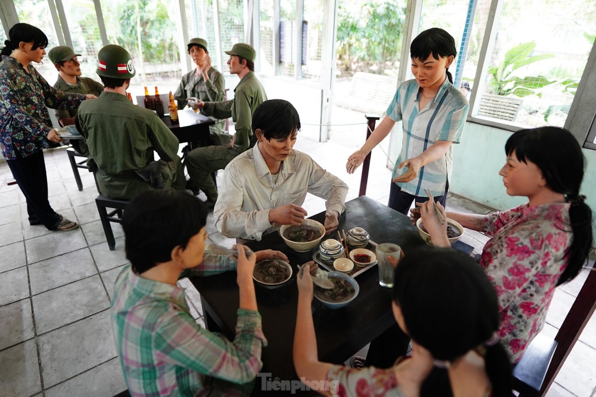 Các mô hình thực khách, quân lính, người phục vụ, món ăn...
được dựng lại sinh động với kích thước thật