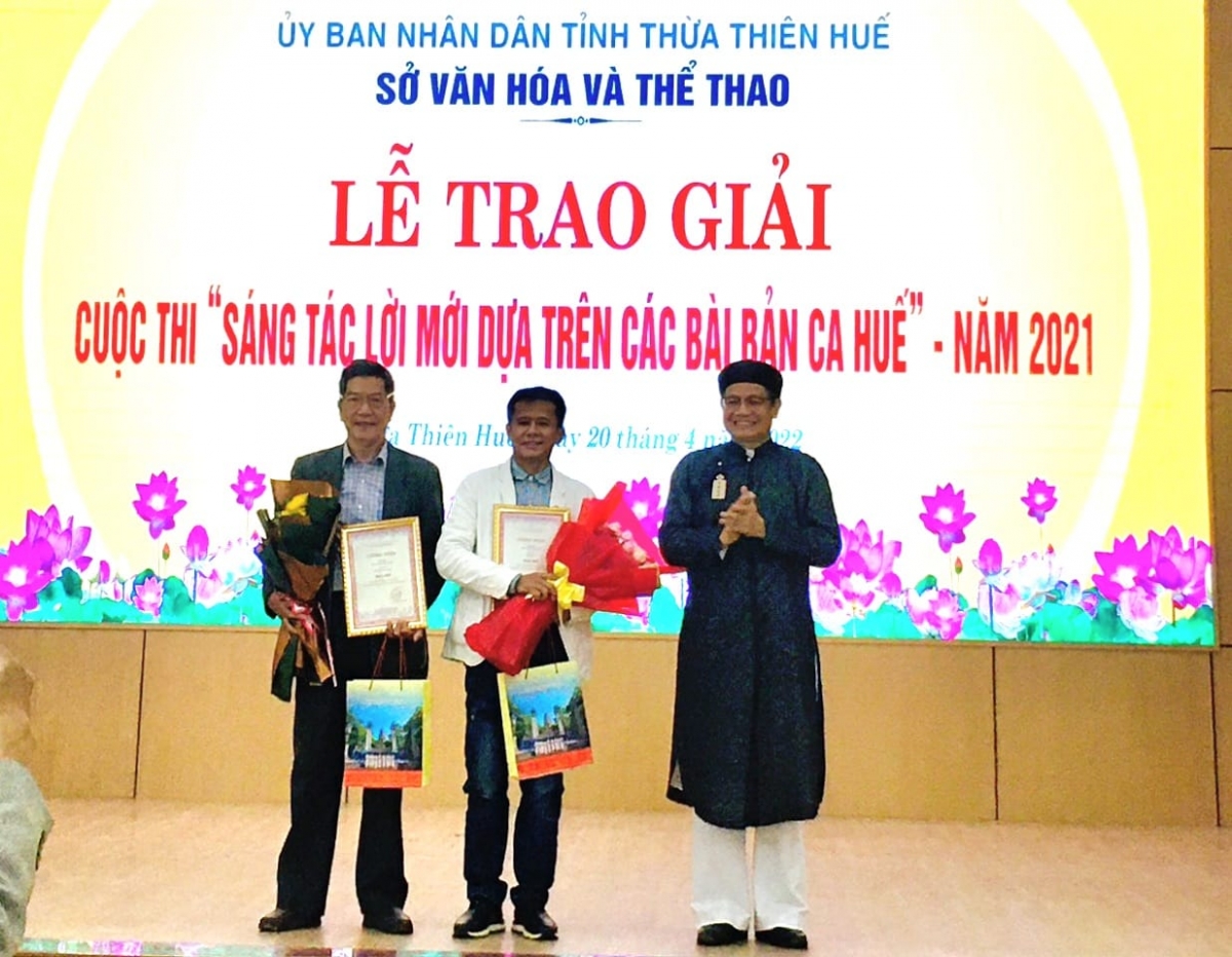 Trao thưởng cho các tác giả đạt giải cuộc thi