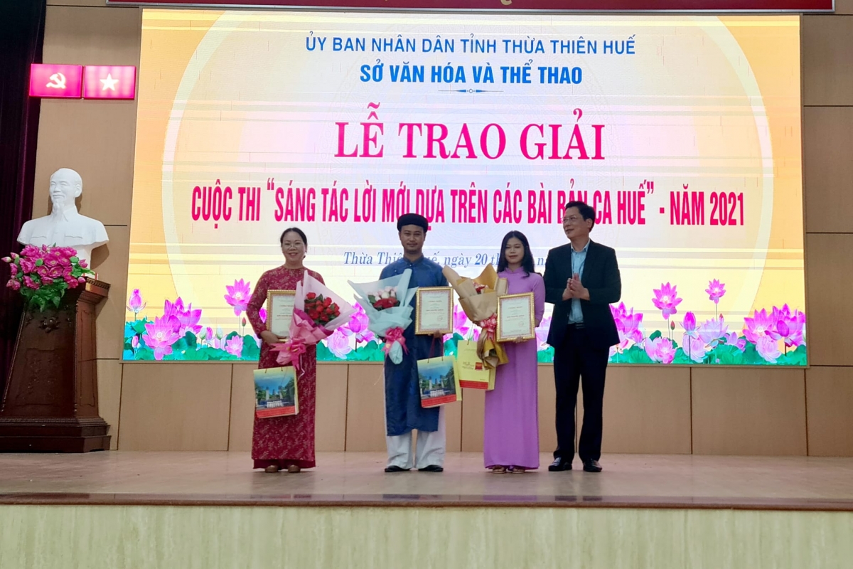 Trao thưởng cho các tác giả đạt giải cuộc thi