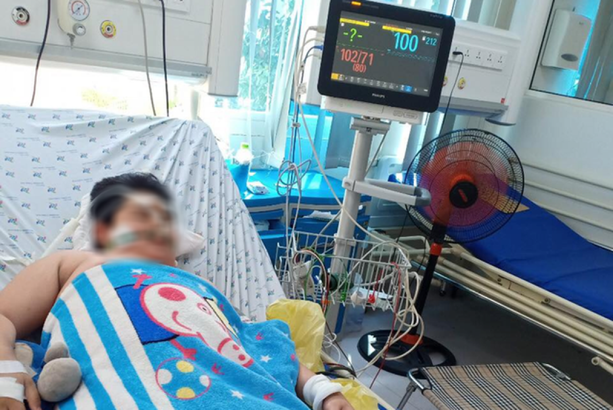 Bệnh nhi mắc COVID-19 và sốt xuất huyết nặng được các y bác sĩ BV Nhi đồng TP HCM cứu chữa