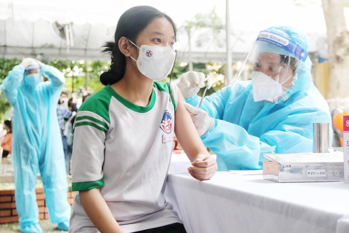Bộ Y tế đang họp với hội đồng chuyên môn về sẽ có hướng dẫn tiêm mũi 3 cho trẻ 12-17 tuổi