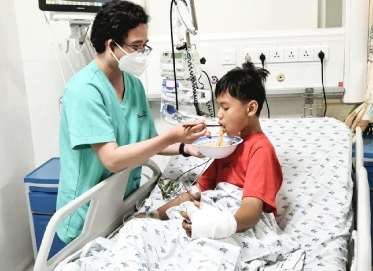 Cậu bé bị rắn độc cắn đang dần hồi phục sức khỏe