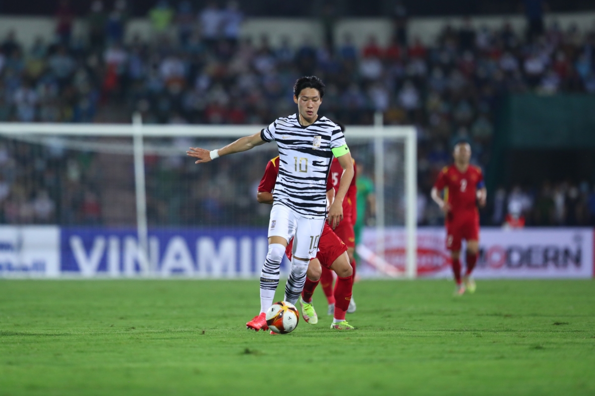 U23 Việt Nam và U20 Hàn Quốc nhập cuộc với các pha tranh chấp ăn miếng trả miếng sòng phẳng