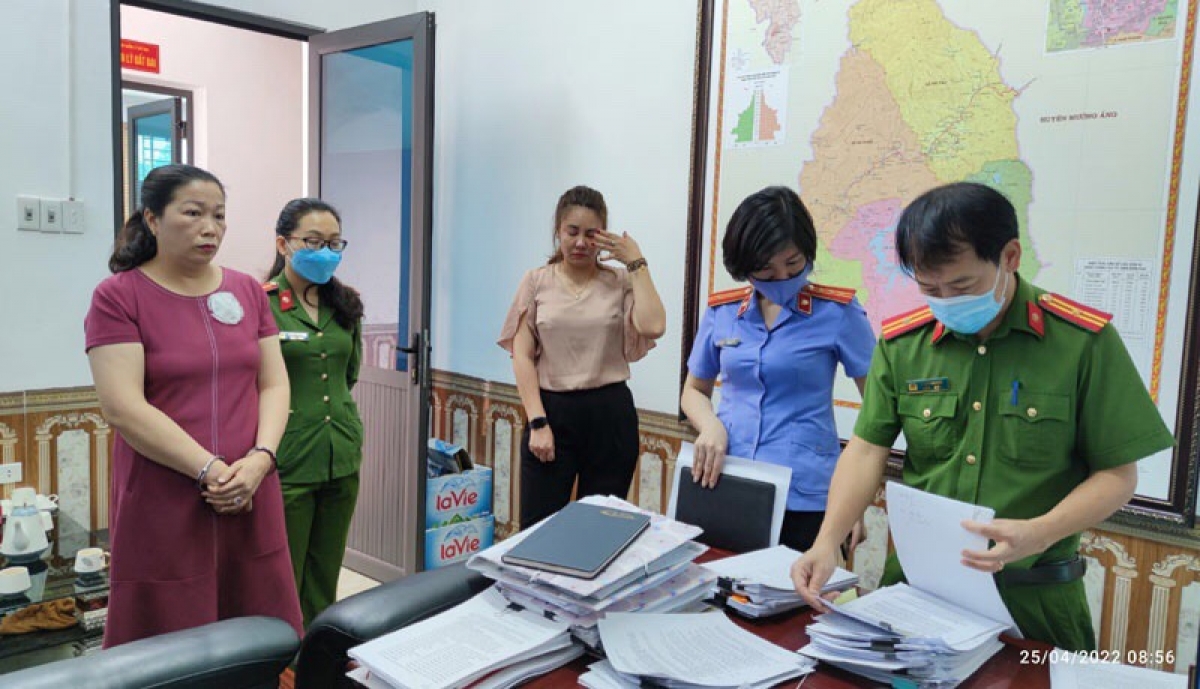 Cơ quan chức năng khám xét nơi làm việc của bị can Trần Thị Vân