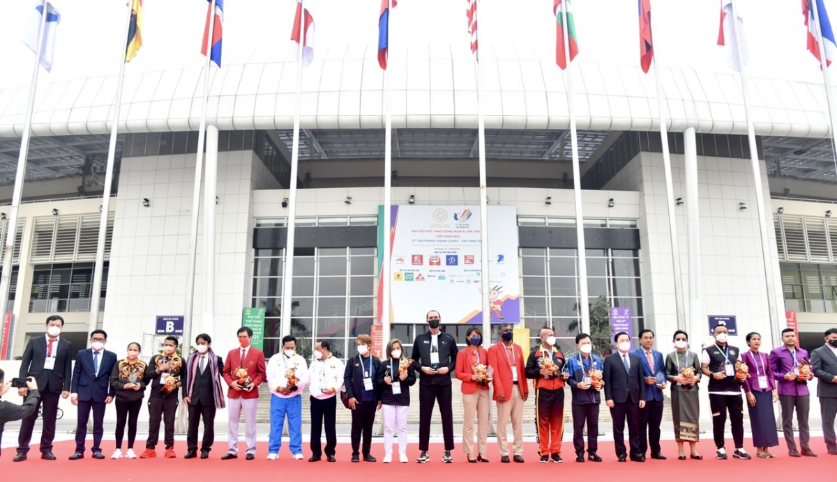 BTC trao quà lưu niệm tới đại diện các đoàn thể thao tham dự SEA Games 31