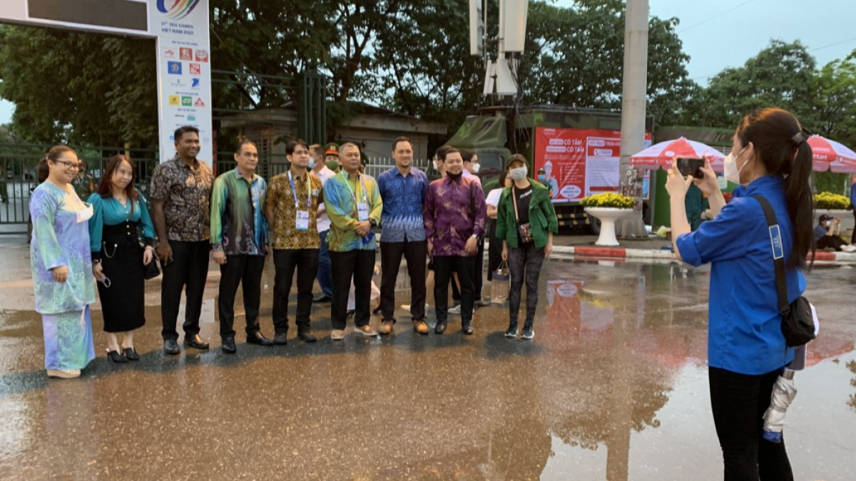 Tình nguyện viên chụp ảnh lưu niệm cho khách