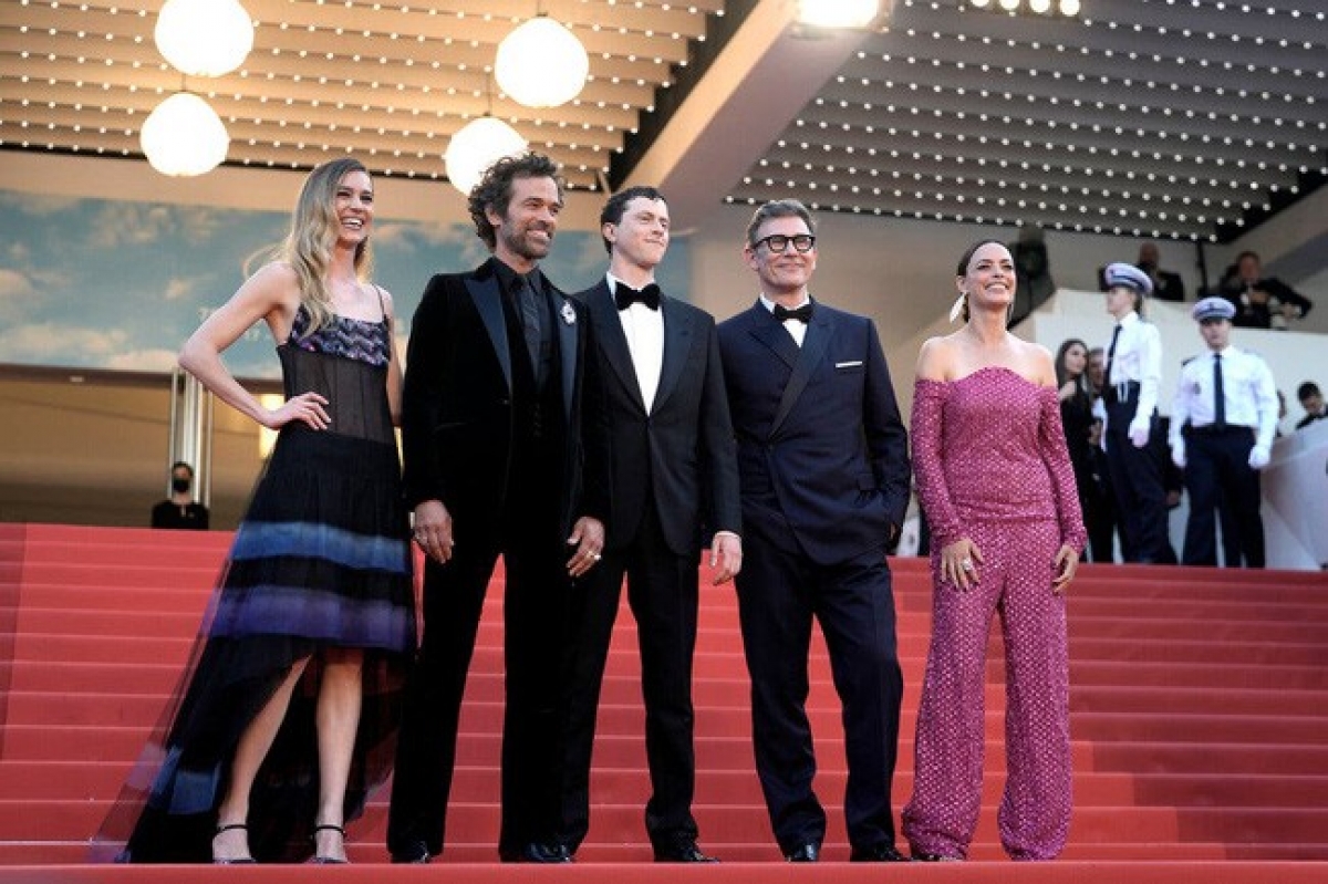 17cannes-live-header2-jumbo-16528267539651678525748.jpg