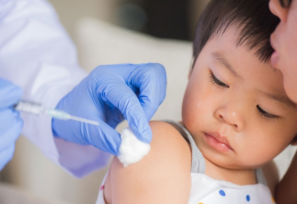 Tiêm vaccine đầy đủ, đúng lịch giúp trẻ hạn chế nguy cơ mắc bệnh viêm não Nhật Bản