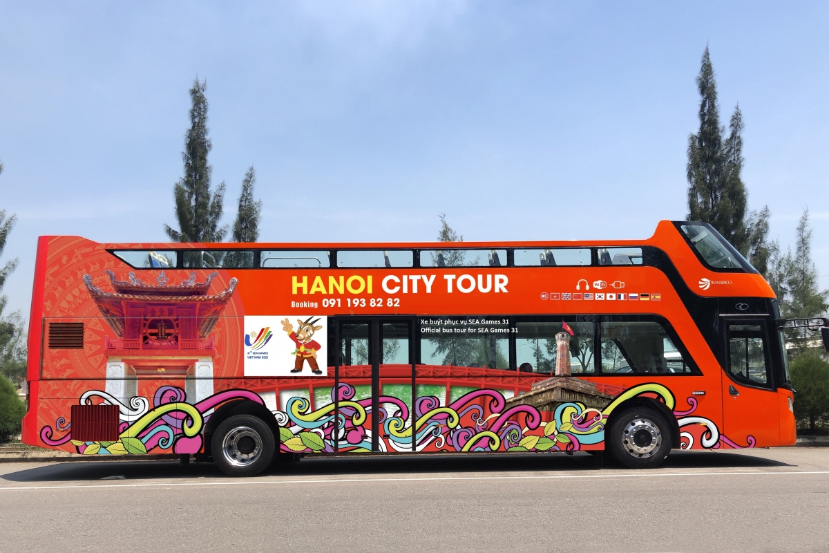 Các đại biểu cần xuất trình thẻ do ban tổ chức Sea Games 31 cung cấp trước khi lên xe tham quan, trải nghiệm