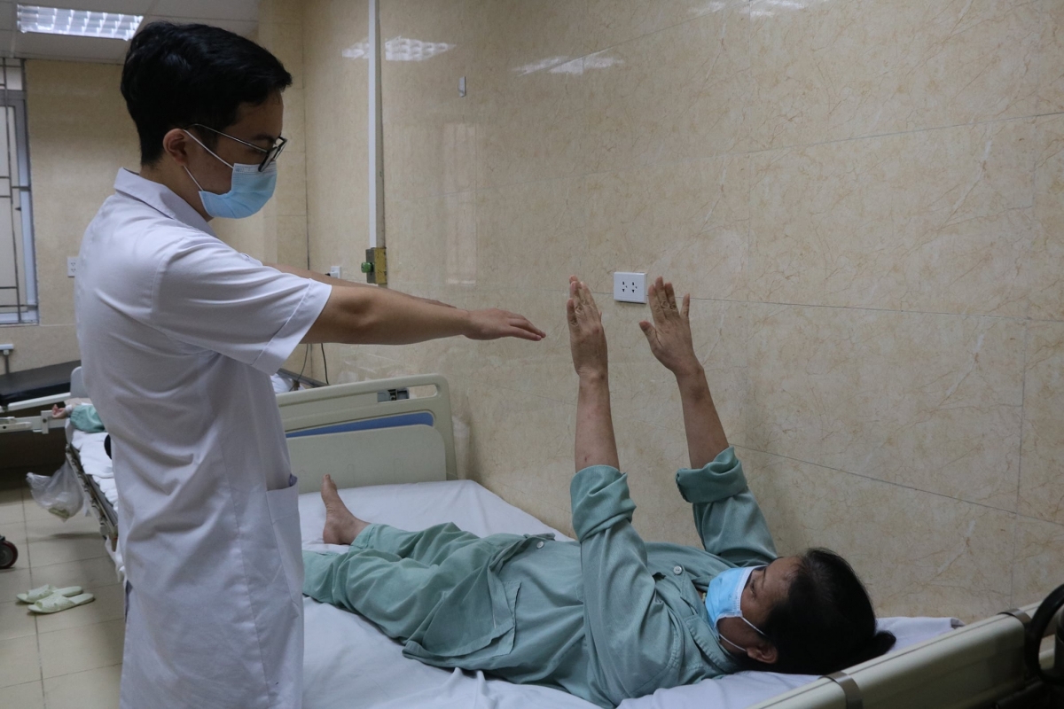 Bà Lã Thị Cúc trong thời gian tập phục hồi chức năng tại bệnh viện