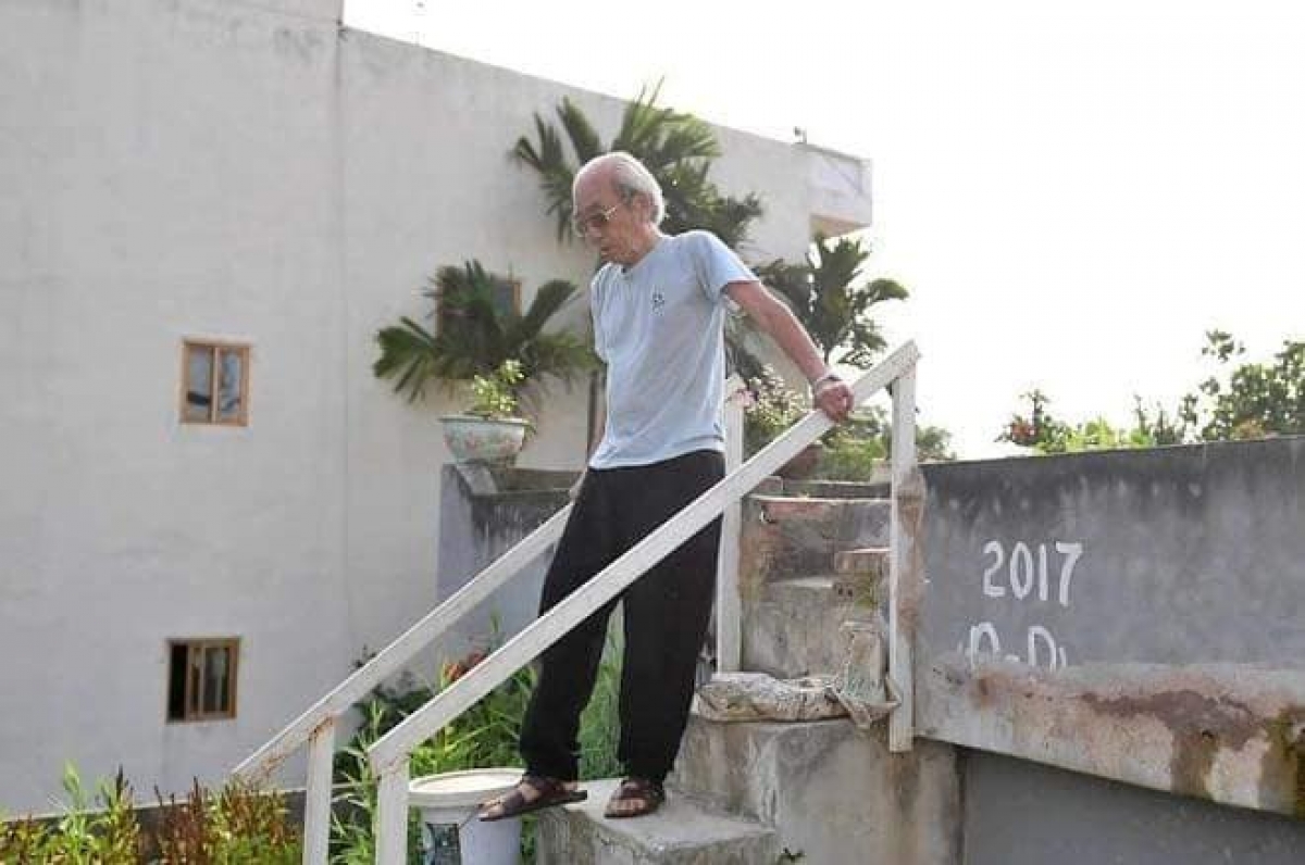Thường ngày ông Tuấn leo lên leo xuống chiếc ao hàng chục lần, đây là cách ông tập thể dục