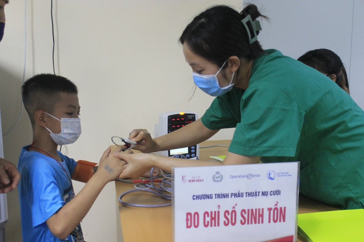 Khám sàng lọc cho trẻ tại Bệnh viện E