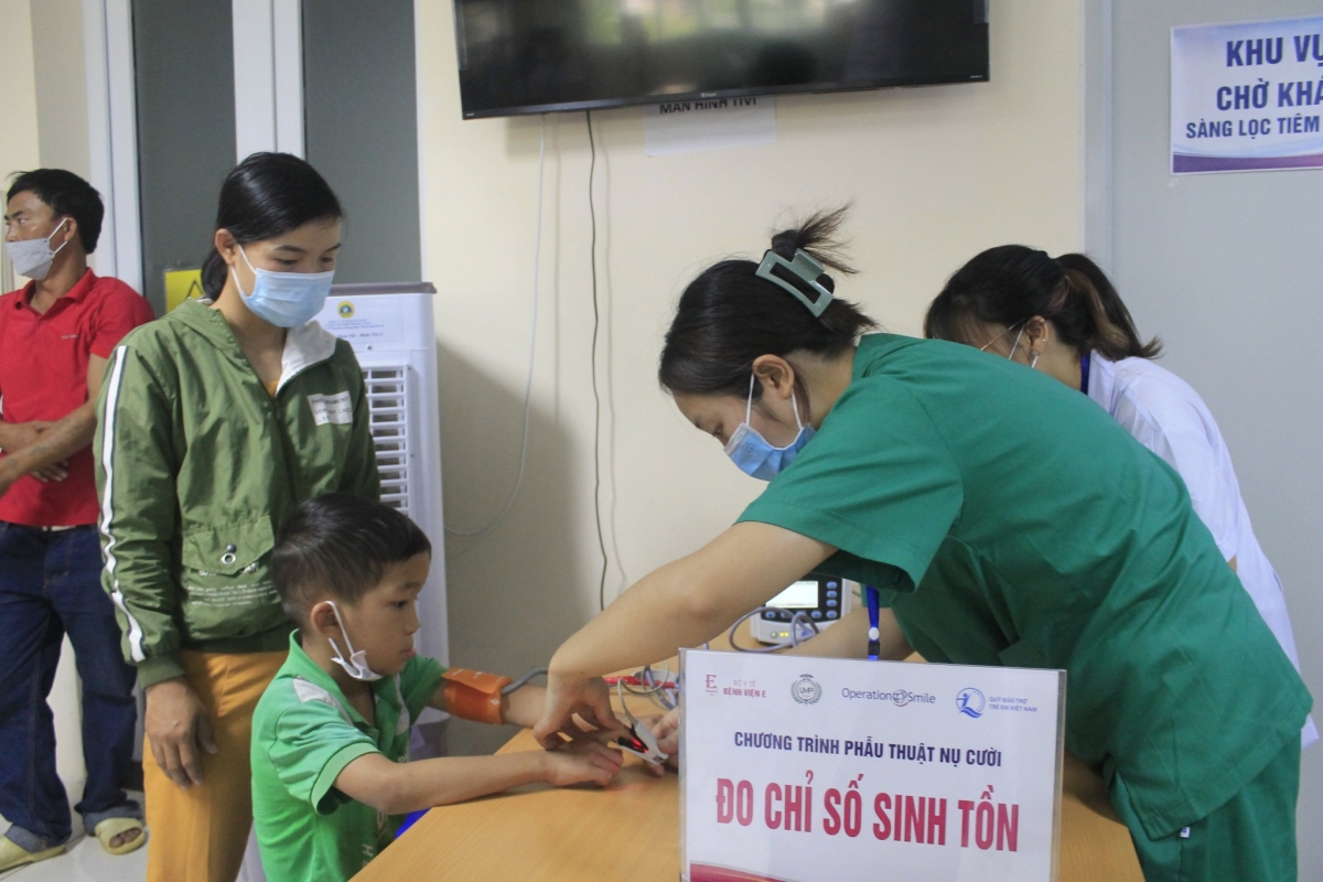 Bệnh viện E khám sàng lọc và phẫu thuật cho trẻ dị tật khe hở môi - vòm miệng trong 5 ngày từ 30/5 - 4/6/2022
