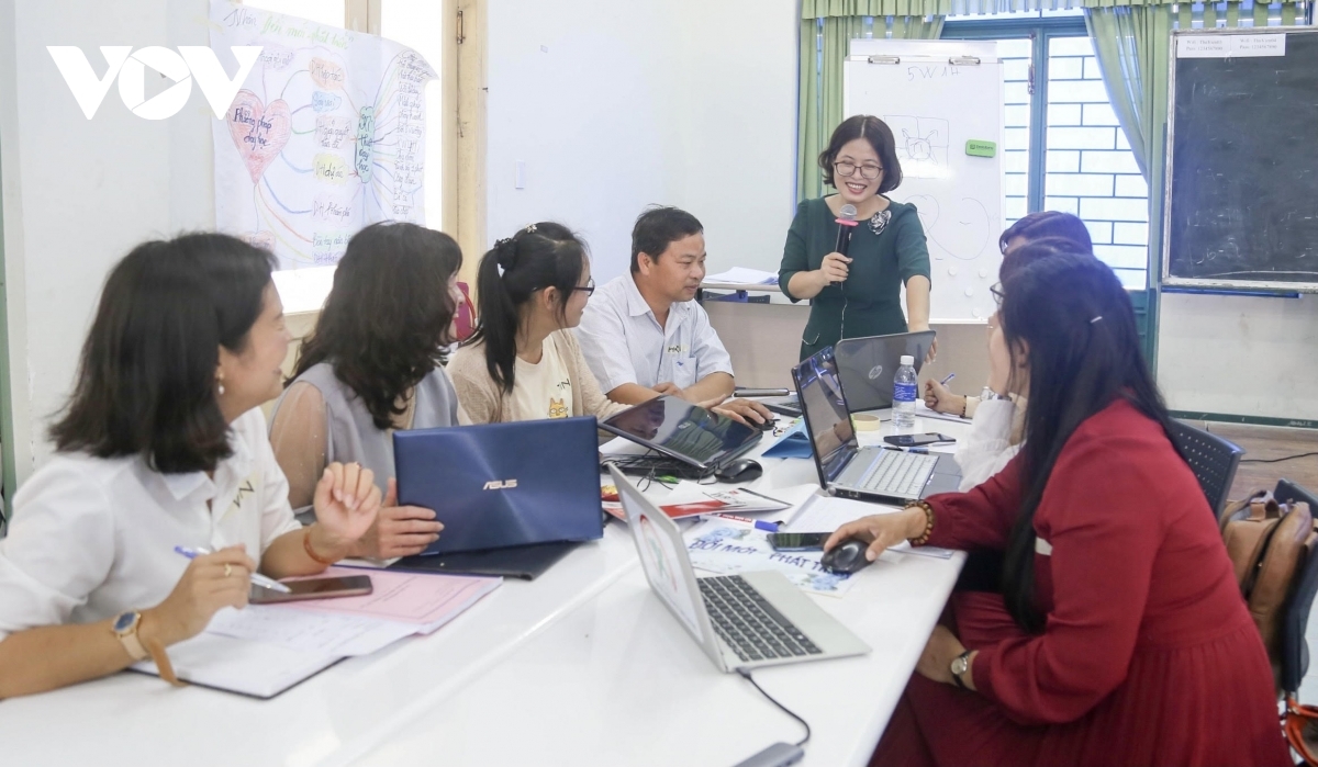 Việc ứng dụng CNTT trong quá trình bồi dưỡng, xây dựng tài liệu học tập… đã nâng cao đáng kể trình độ, kỹ năng về CNTT của giáo viên phục vụ cho quá trình giảng dạy ở trường phổ thông. (Ảnh: minh họa)