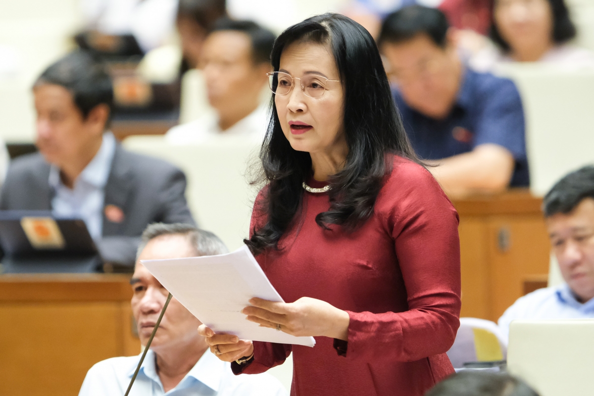 Đại biểu Trần Thị Thu Đông (đoàn Bạc Liêu) thảo luận về Luật Thi đua khen thưởng tại hội trường ngày 27/5
Ảnh: quochoi.vn