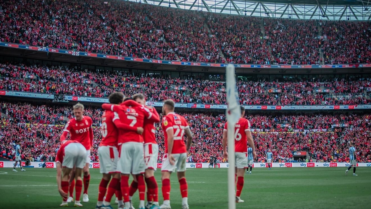 Sân Wembley không còn chỗ trống trong ngày Nottingham Forest và Huddersfield tranh suất thăng hạng (Ảnh: Internet)