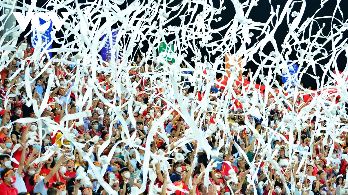 Cổ động viên ném giấy vệ sinh xuống sân ở trận đấu giữa U23 Việt Nam với U23 Philippines (Ảnh: Dương Thuật).