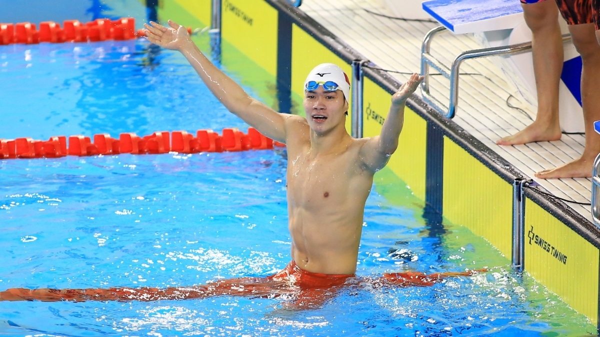 Hưng Nguyên ăn mừng ở nội dung 4x200m tự do nam khi là VĐV bơi cuối cùng.