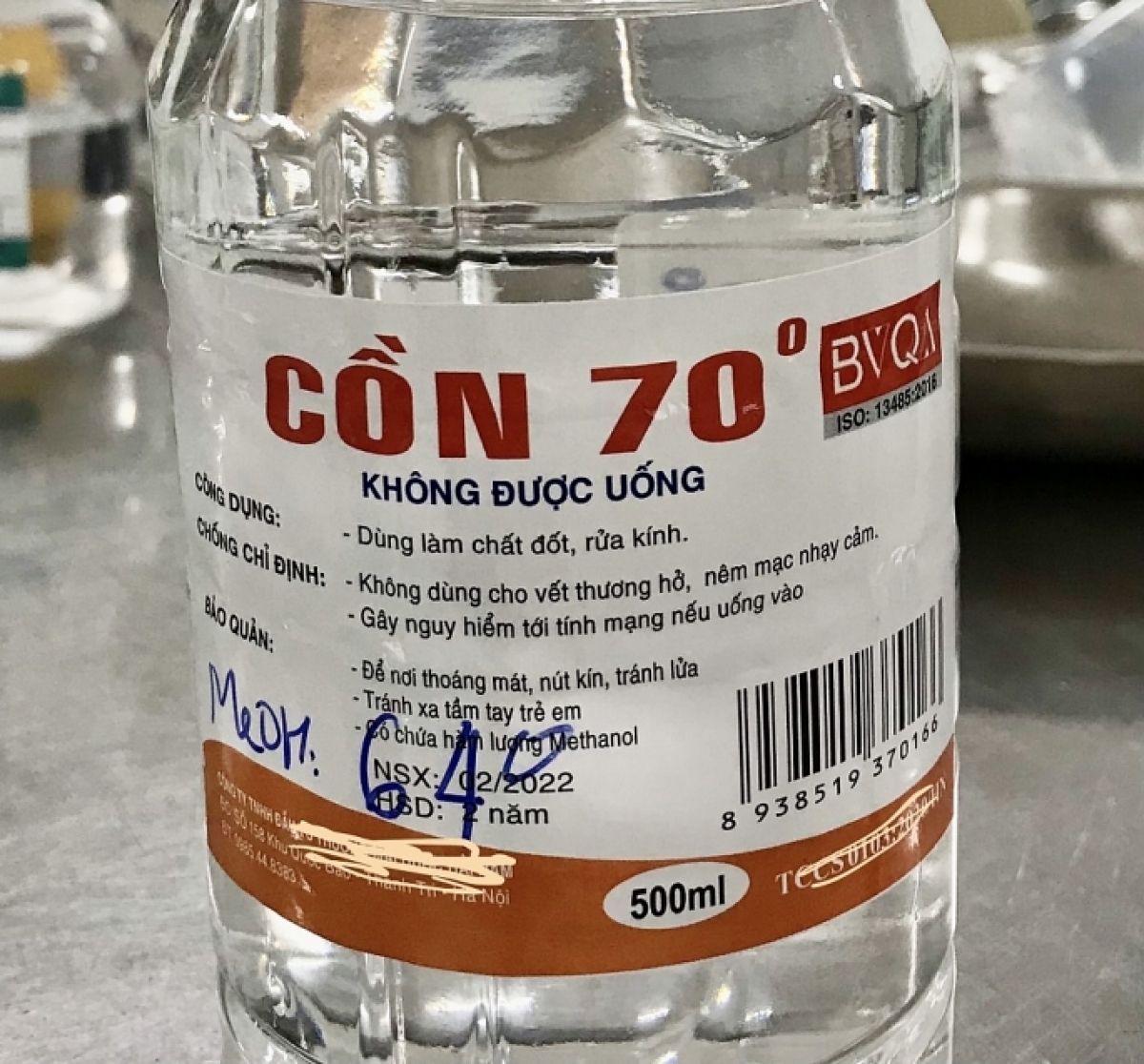 Một người đàn ông đã bị ngộ độc do uống nhầm chai cồn có chứa Methanol.
Ảnh: Bệnh viện Bạch Mai