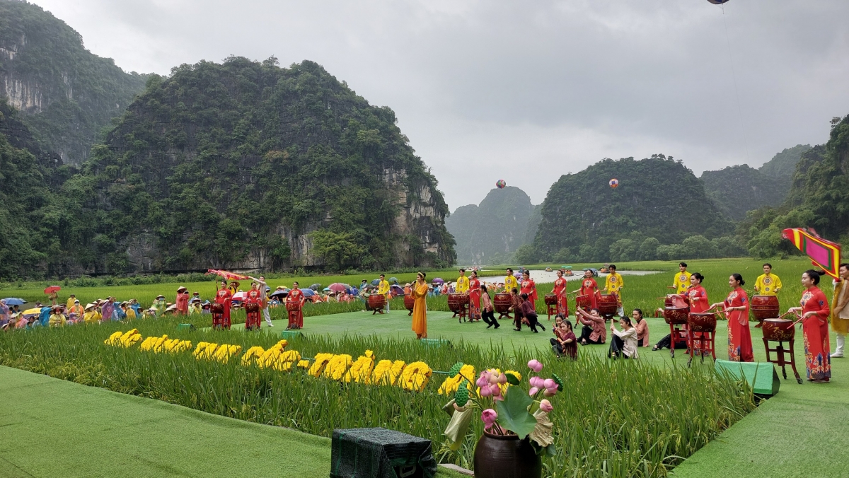 Tuần du lịch Ninh Bình năm 2022 với chủ đề "Sắc vàng Tam Cốc - Tràng An” tại sân bến thuyền Tam Cốc - Bích Động với các màn trình diễn nghệ thuật đặc sắc.