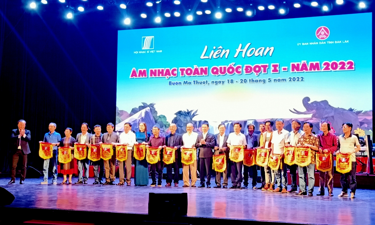 Ban tổ chức trao cờ lưu niệm cho các đoàn tham gia liên hoan