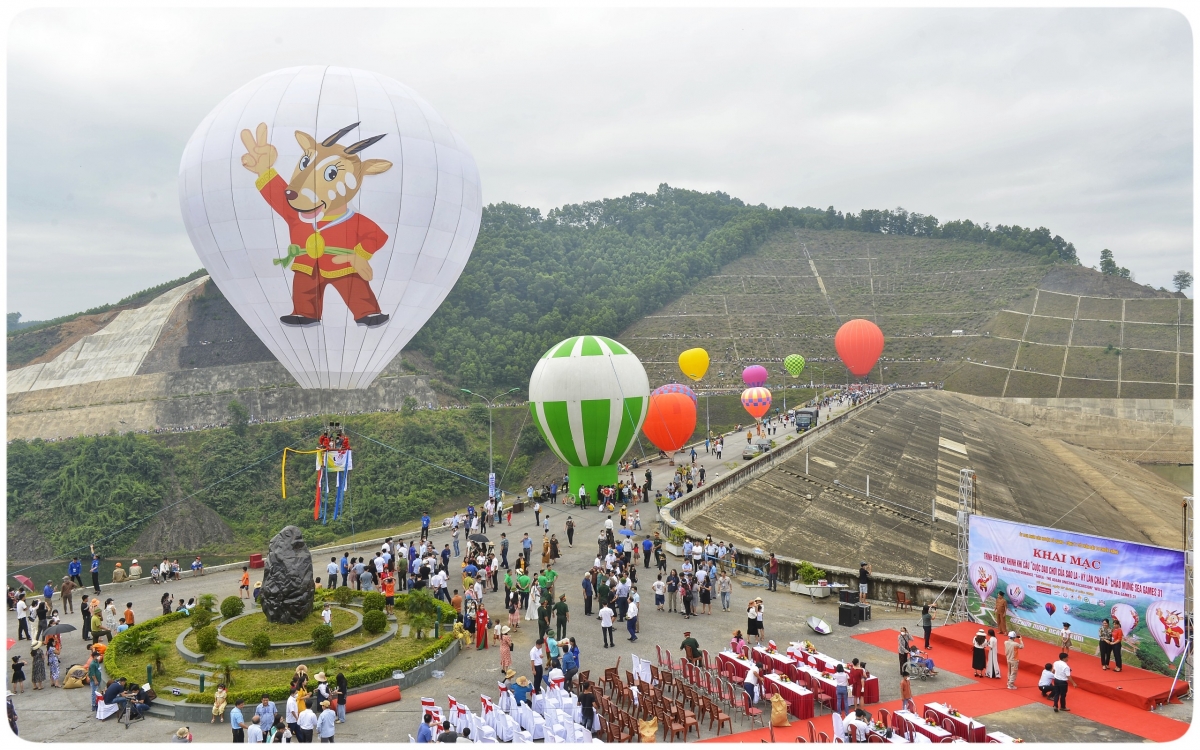 Đông đảo người dân lần đầu tiên được chiêm ngưỡng khinh khí cầu bay trên bầu trời Hà Tĩnh   Ảnh: Thanh Hà 