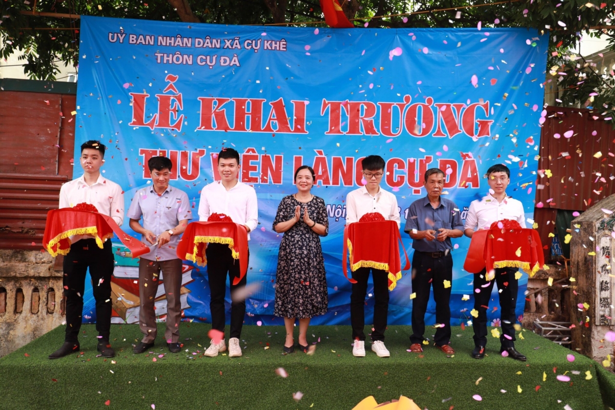 Cắt băng khai trương thư viện Làng Cự Đà