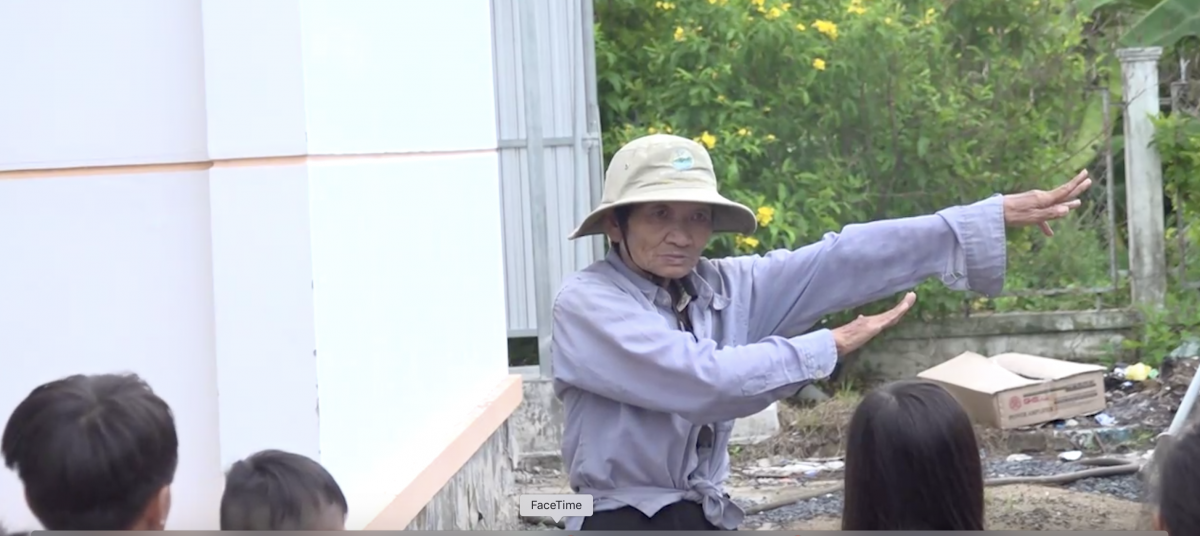 Trước khi cho trẻ xuống nước, bà Sáu Thia dạy các em khởi động, làm nóng cơ thể