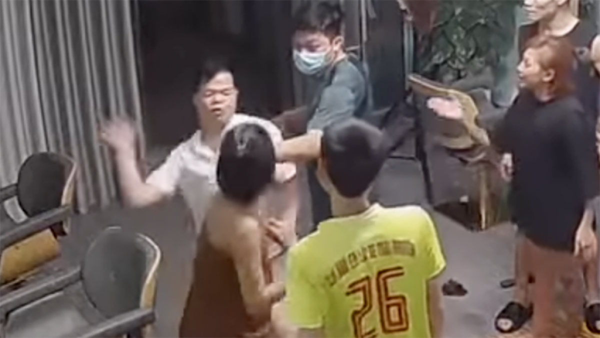 Phó Trưởng công an P. Sông Bằng tát chị K - cảnh cắt từ clip