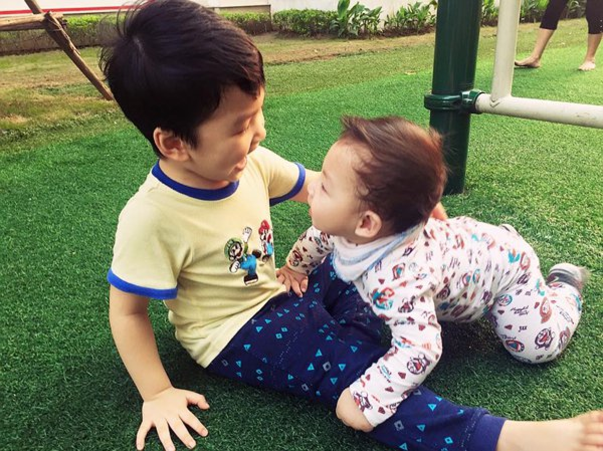 Không nên giao phó việc trông em cho anh (chị) lớn