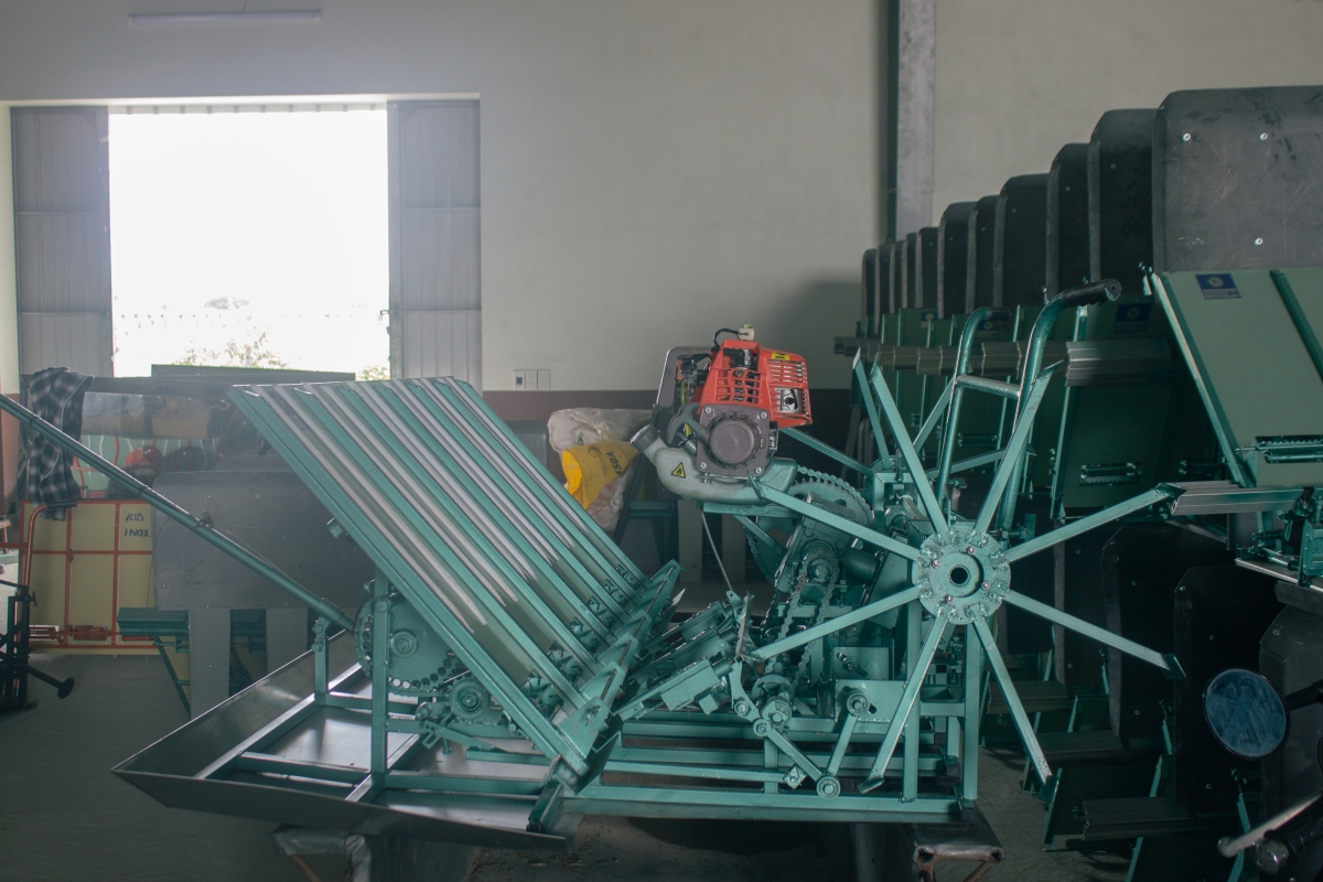 Máy cấy của anh Trần Đại nghĩa có ưu điểm là kỹ thuật cấy -  kể cả máy động cơ điện hay động cơ xăng thì bà con chỉ gieo mạ đúng quy cách và đưa mạ lên máy thì máy sẽ tự thực hiện việc cấy