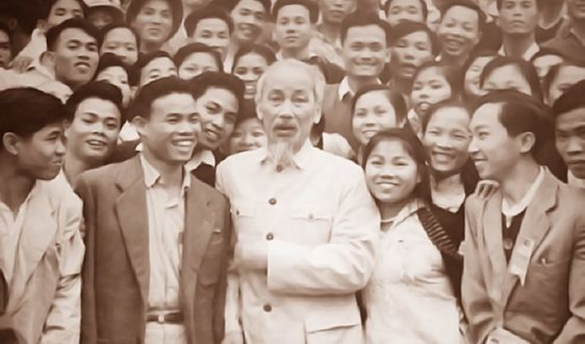 Bs Nguyễn Kim Nữ Hiếu vinh dự được chụp ảnh với Bác Hồ