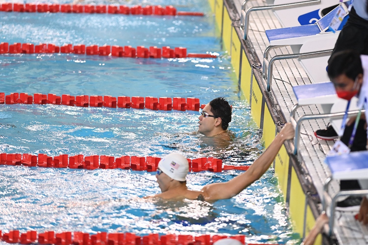 Nhà vô địch Olympic Joseph Schooling (Singapore) và VĐV của Malaysia xuất phát phạm quy.